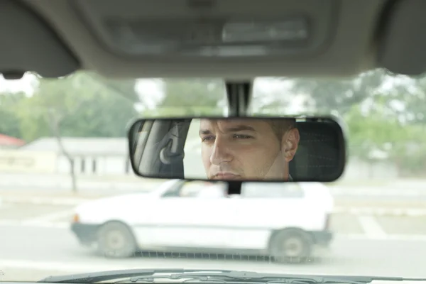 Visage humain dans le miroir de voiture Photos De Stock Libres De Droits