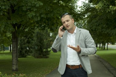 Beyaz yakalı işçi bir cep telefonu ile