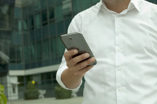 Gestionnaire avec un téléphone intelligent — Photo