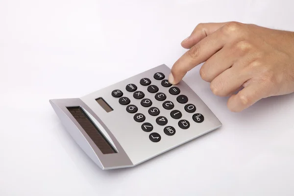 Utilizar la calculadora en el escritorio — Foto de Stock