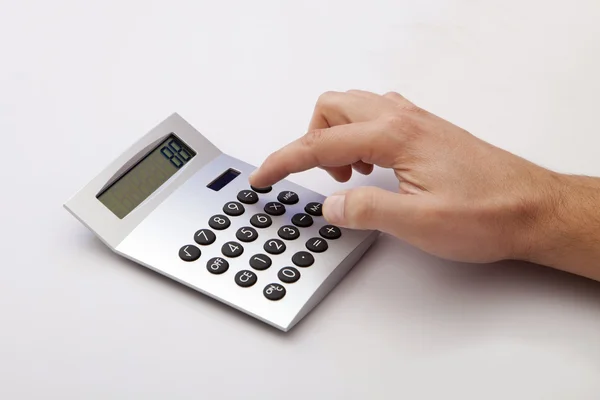 Calculer sur le bureau blanc — Photo