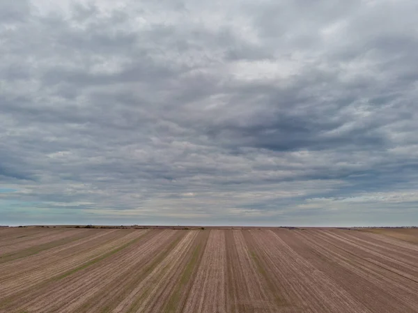 秋の畑に劇的な雲 — ストック写真