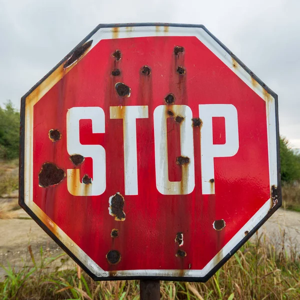 Señal Tráfico Oxidado Stop Con Agujeros —  Fotos de Stock