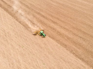 Bir traktör toprağı ekime hazırlar.