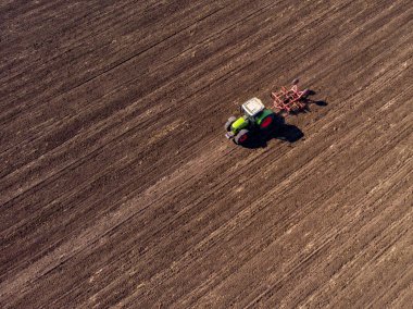 Traktör sahada hazır olsun.