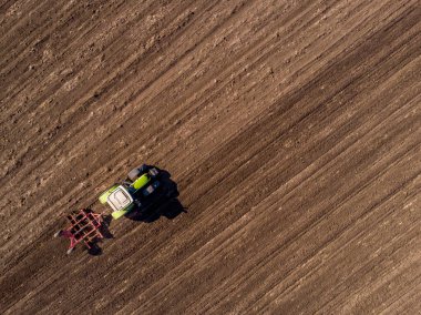 Traktör sahada hazır olsun.