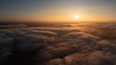 Dramatik fırtına bulutları kasvetli bir gökyüzünün altında canlı yeşil bir tarla üzerinde toplanıyor.