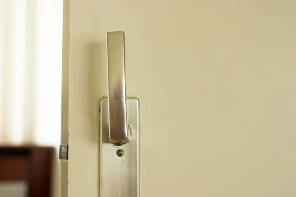 Крупним Планом Сріблясто Кольорова Вертикальна Дверна Ручка Білих Дверях — стокове фото