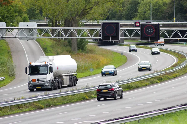 Autosnelweg Met Auto Elektronisch Snelheidsbord Arnhem Nederland — Stockfoto