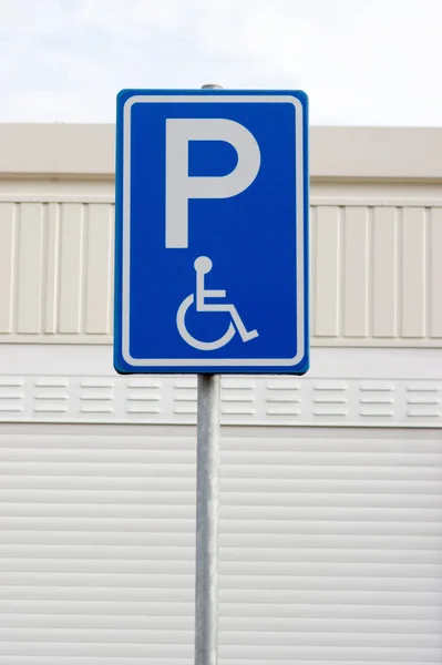 Μπλε Πινακίδα Στάθμευσης Για Άτομα Ειδικές Ανάγκες Ένα Κτίριο Στο — Φωτογραφία Αρχείου
