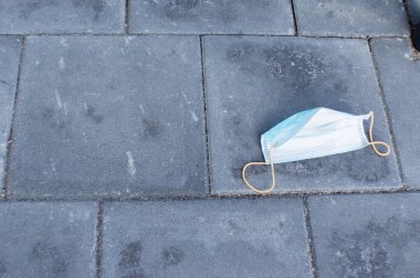 Taş kiremitlerin kaldırımında kullanılan koruyucu yüz maskesinin kirliliği