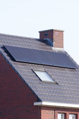 Elektrik üretimi için kahverengi çatıdaki güneş panelleri
