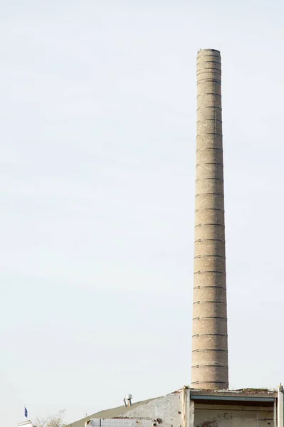 Ancienne Cheminée Usine Délabrée Dans Centre Arnhem Pays Bas — Photo