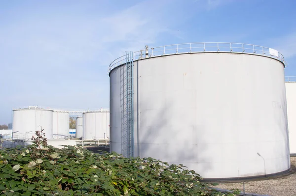 Большие Серые Промышленные Резервуары Хранения Бензина Нефти Арнеме Нидерланды — стоковое фото