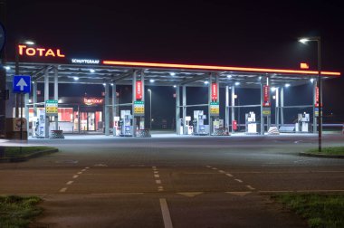 Arnhem, Hollanda - 27 Kasım 2020: Geceleri toplam benzin istasyonu aydınlandı. Toplam SE, Fransız çok uluslu entegre petrol ve doğalgaz şirketidir.