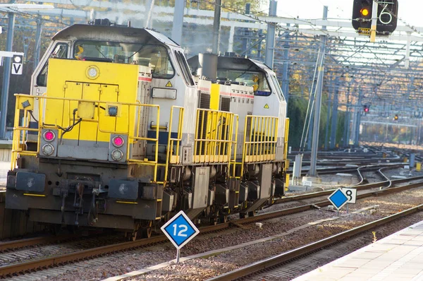 Grande Locomotiva Diesel Gialla Potente Alla Stazione Arnhem Paesi Bassi — Foto Stock