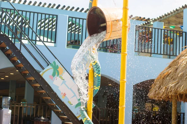 Gran Cubo Amarillo Agua Para Entretenimiento Piscina Infantil — Foto de Stock