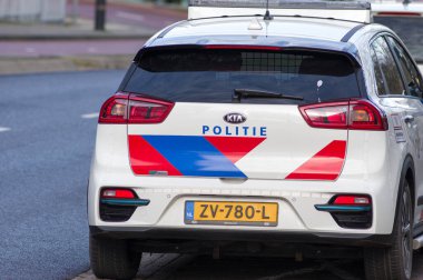 Nijmegen, Hollanda - 14 Ocak 2021: Sokaktaki Hollanda polis arabası