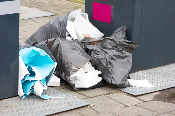 Σακούλες Απορριμμάτων Απόβλητα Δίπλα Στο Δοχείο Απορριμμάτων Στο Δρόμο Στο — Φωτογραφία Αρχείου