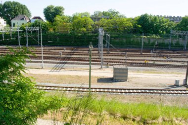 Hollanda 'daki Arnhem İstasyonu yakınlarında bir sürü tren yolu bulunan boş bir demiryolu.