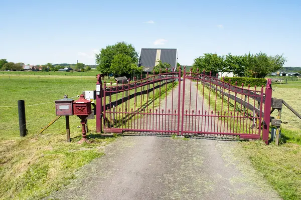 Uzavřená Červená Ocelová Brána Která Umožňuje Přístup Farmu — Stock fotografie