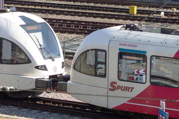 Arnhem Ολλανδία Ιουνίου 2021 Κλείσιμο Δύο Κόκκινων Και Λευκών Τρένων — Φωτογραφία Αρχείου