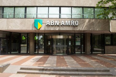 Nijmegen, Hollanda - 26 Haziran 2021: ABN AMRO ofisi girişi. ABN AMRO bir Hollanda perakende bankasıdır.
