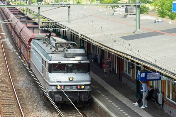 荷兰迪伦 2021年8月23日 荷兰迪伦车站装有货车的机车 — 图库照片