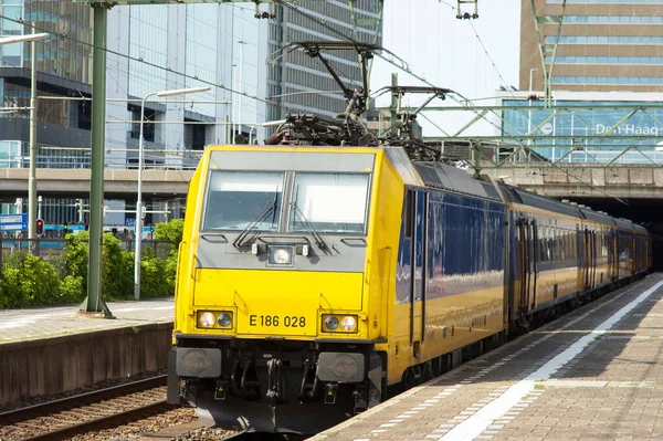 Große Gelbe Diesellokomotive Für Einen Personenzug Holländischen Den Haag — Stockfoto