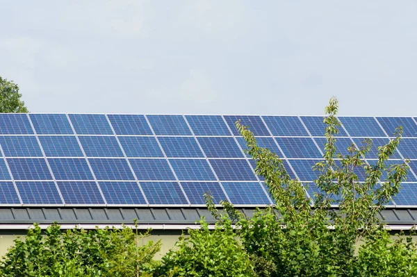 Sonnenkollektoren Auf Einem Braunen Dach Zur Stromerzeugung — Stockfoto