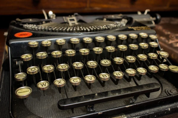 Charming, elegant old typewriter used by poets and philosophers — Stock Photo, Image