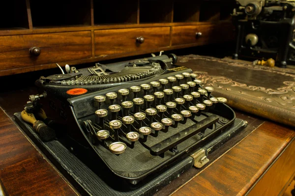 Charming, elegant old typewriter used by poets and philosophers — Stock Photo, Image