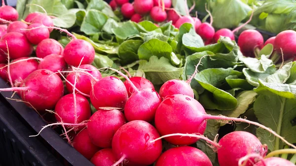 ストリート マーケットでの販売のための野菜や果物は、新鮮が表示されます、 — ストック写真