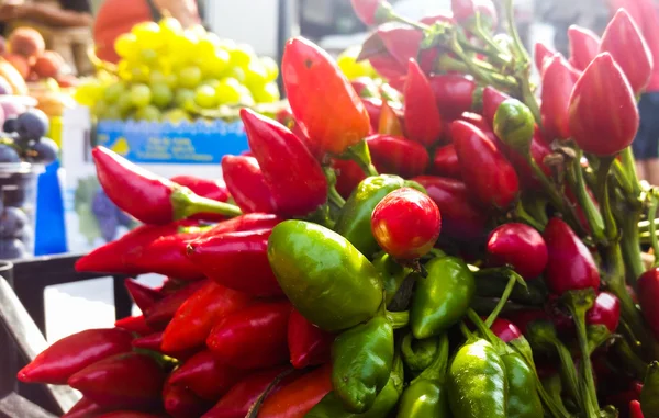 Ovoce a zelenina na prodej na tržišti se objeví nové — Stock fotografie