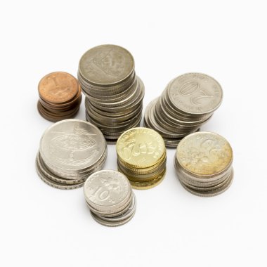 Beyaz üzerine izole edilmiş bozuk para yığını