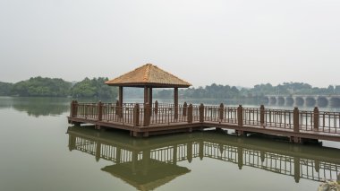 Sabah sis yansıması ile ahşap İskelesi