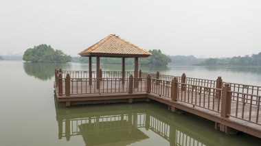 Sabah sis yansıması ile ahşap İskelesi