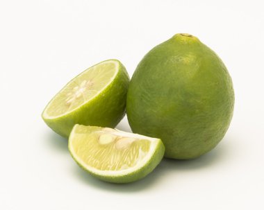 İzole limon ve beyaz zemin üzerine dilimler