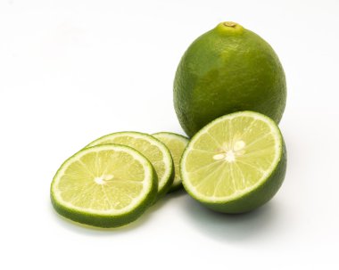 İzole limon ve beyaz zemin üzerine dilimler