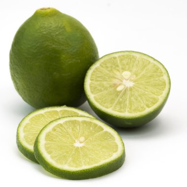 İzole limon ve beyaz zemin üzerine dilimler
