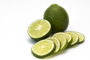 İzole limon ve beyaz arka plan kopya spa ile dilimleri