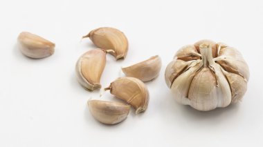 beyaz zemin üzerinde seçici odak izole sarımsak