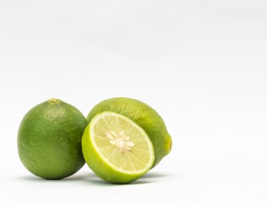 İzole taze limes ve beyaz backgroundwith kopya spac slice