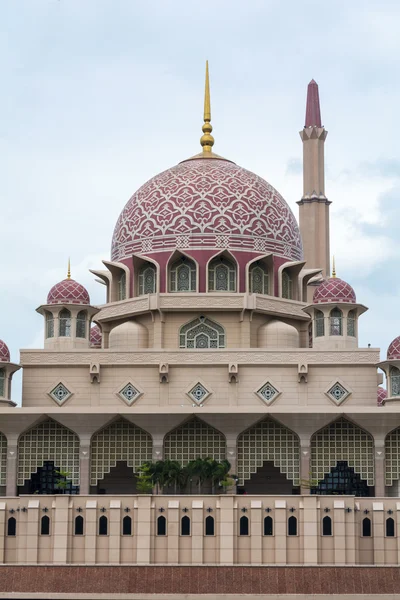 Nära håll syn på Putrajaya moskén — Stockfoto