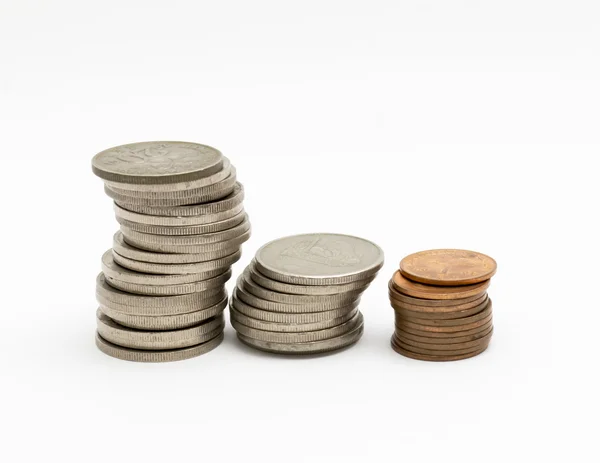Hromada mincí izolovaných na bílém — Stock fotografie