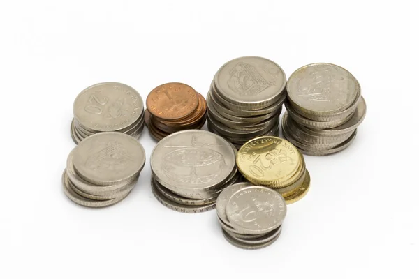 Pila di monete isolate su bianco — Foto Stock
