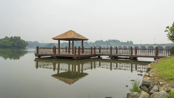 Embarcadero de madera con reflejo en la niebla de la mañana —  Fotos de Stock