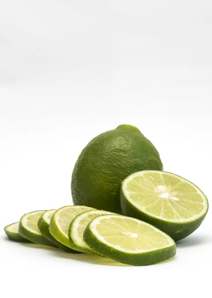 Limão fresco isolado e fatias sobre fundo branco — Fotografia de Stock