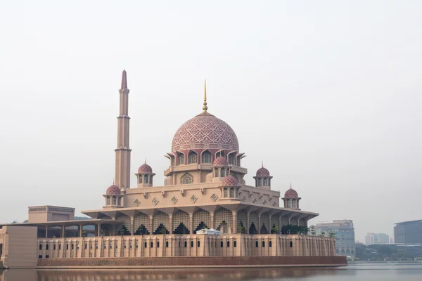 Mezquita Putra en niebla matutina, Putrajaya, Malasia —  Fotos de Stock