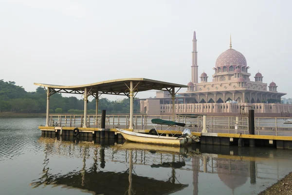 Jetty y barco con fondo de mezquita Putrajaya en niebla matutina —  Fotos de Stock